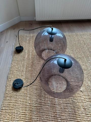 Twee hanglampen (rookglas) beschikbaar voor biedingen