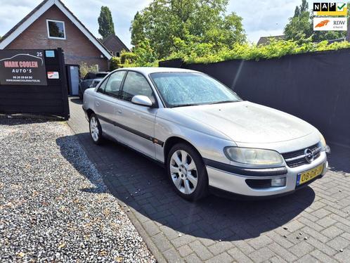 Opel Omega 2.0i-16V Diamond Edition 100 met Leer en Airco, Auto's, Opel, Bedrijf, Te koop, Omega, ABS, Airbags, Airconditioning