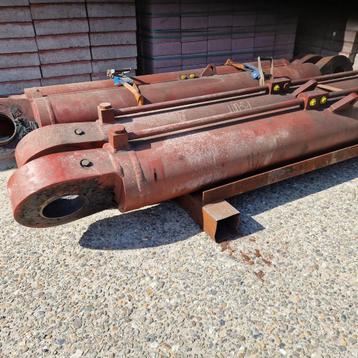 Hydrauliek.  Cilinder. Cilinders. Hydraulische  beschikbaar voor biedingen