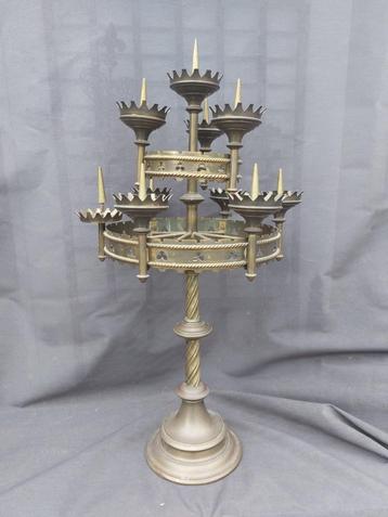 Gotische koperen Antieke kandelaar beschikbaar voor biedingen