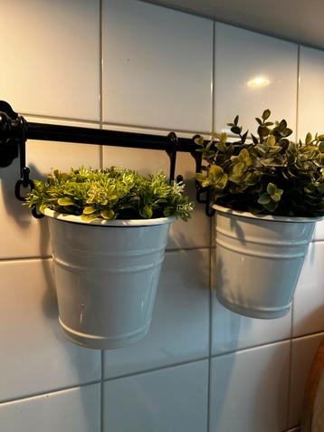Leuke decoratieve rekjes keuken met plantjes in pot beschikbaar voor biedingen