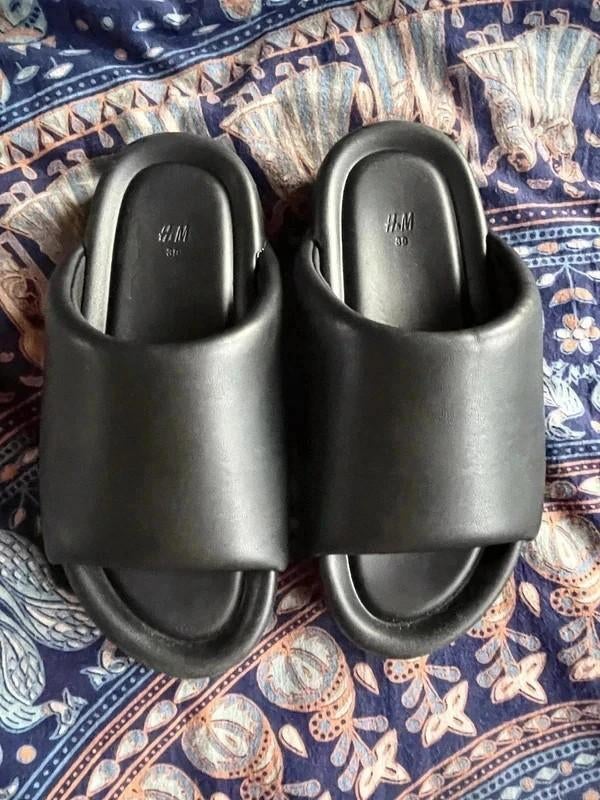 Splinternieuwe slippers maat 39 nu voor 16,99€, Slippers, Zwart, Ophalen of Verzenden, Zo goed als nieuw