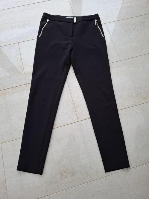 zwarte broek met strakke pijp. van H& M maat 38 de broek hee, Kleding | Dames, Broeken en Pantalons, Zo goed als nieuw, Maat 38/40 (M)