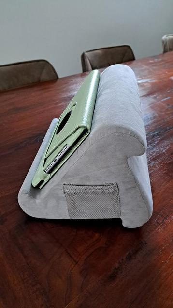 Kussen om tablet op te zetten, zgan.  beschikbaar voor biedingen