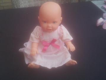 4 Verschillende Poppen Inclusief Kleding beschikbaar voor biedingen