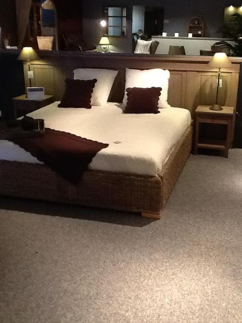 Bed omkadering in Kooboo vergrijst riet, Huis en Inrichting, Slaapkamer | Bedden, Ophalen