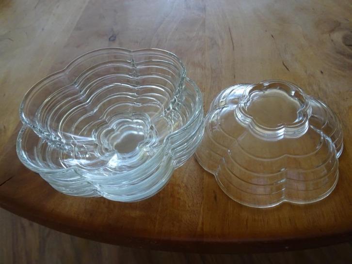 Vintage glazen bakjes bloemvorm, Huis en Inrichting, Keuken | Servies, Gebruikt, Glas of Glazen, Overige stijlen, Glas, Ophalen of Verzenden