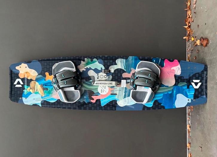 Duotone Soleil SLS 136 + Entity M Binding - Topconditie!, Watersport en Boten, Kitesurfen, Zo goed als nieuw, Kitesurf-set, 4 m² of minder