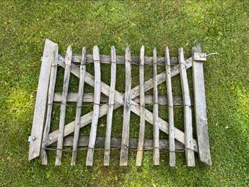 Te koop: Robuust eikenhouten loophek met kastanjehout  beschikbaar voor biedingen