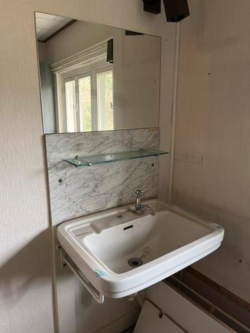 Wastafel met spiegel en planchet (zelf demonteren) beschikbaar voor biedingen