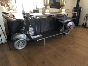 Prachtige sidetable, siertafel, bartafel op scooter  beschikbaar voor biedingen