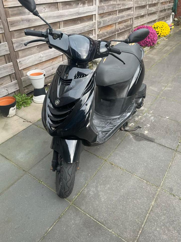 Piago zip zwart, Fietsen en Brommers, Scooters | Piaggio, Gebruikt, Zip, Maximaal 45 km/u, Benzine, Ophalen