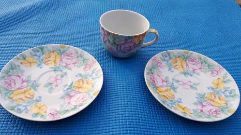 2 kop en 2 schotels bloem roze/geel en porselein, Huis en Inrichting, Keuken | Servies, Zo goed als nieuw, Kop(pen) en/of Schotel(s)