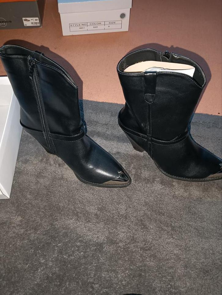 Zwarte enkellaarzen met Metalen Neus - Maat 39 nieuw, Kleding | Dames, Schoenen, Zo goed als nieuw, Lage of Enkellaarzen, Zwart