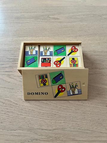 Dominospel, hout beschikbaar voor biedingen