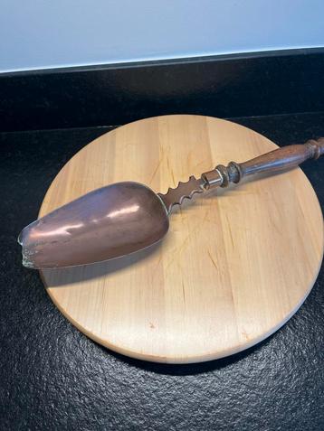 Antieke Koperen Schep met Houten Handvat beschikbaar voor biedingen