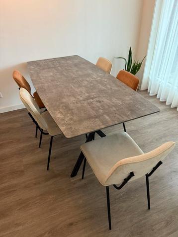 Tafel + vijf stoelen (modern) beschikbaar voor biedingen