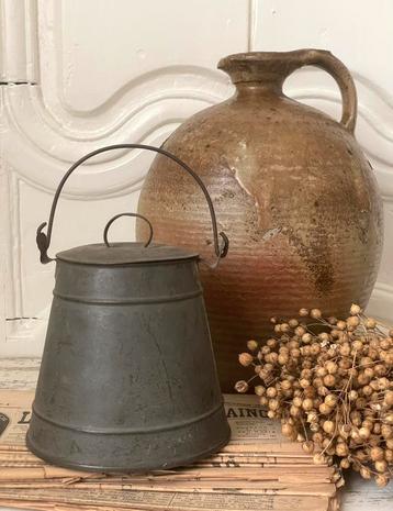 Brocante oud sober emmertje met deksel beschikbaar voor biedingen