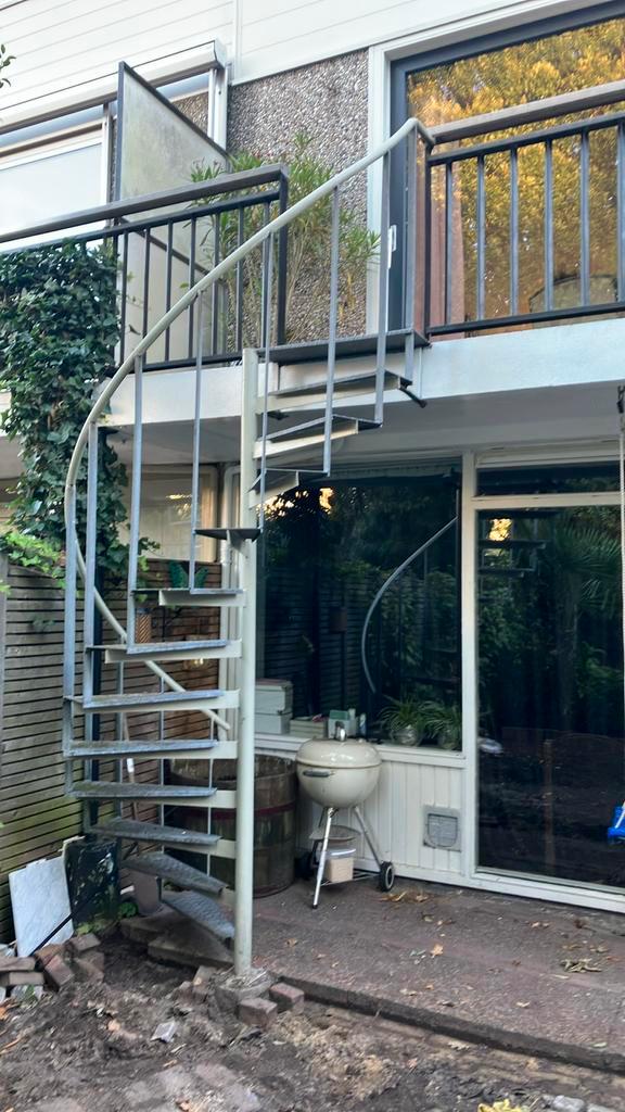 Wenteltrap van staal. In goede staat, Tuin en Terras, Overkappingen, Zo goed als nieuw, Ophalen