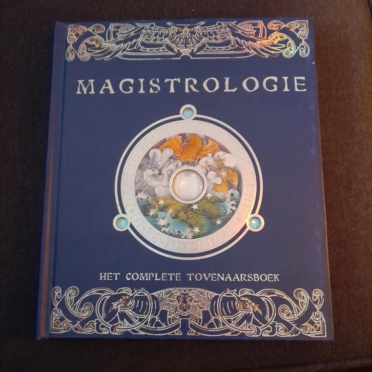 Magistrologie - Het complete tovenaarsboek, Boeken, Sprookjes en Fabels, Zo goed als nieuw, Ophalen of Verzenden