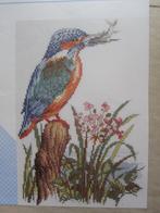 Borduurpatroon van een ijsvogel met vis in snavel en bloem, Ophalen of Verzenden, Zo goed als nieuw, Handborduren, Patroon