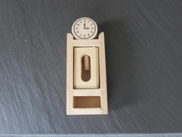Houten poppenhuis klok, slingerklok. beschikbaar voor biedingen