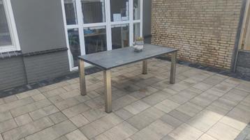 Tuintafel met granieten blad beschikbaar voor biedingen