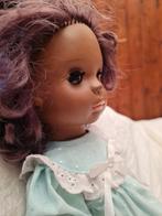 Vintage getinte rubber pop met kleding en schoenen, Verzamelen, Poppen, Ophalen of Verzenden, Gebruikt, Pop