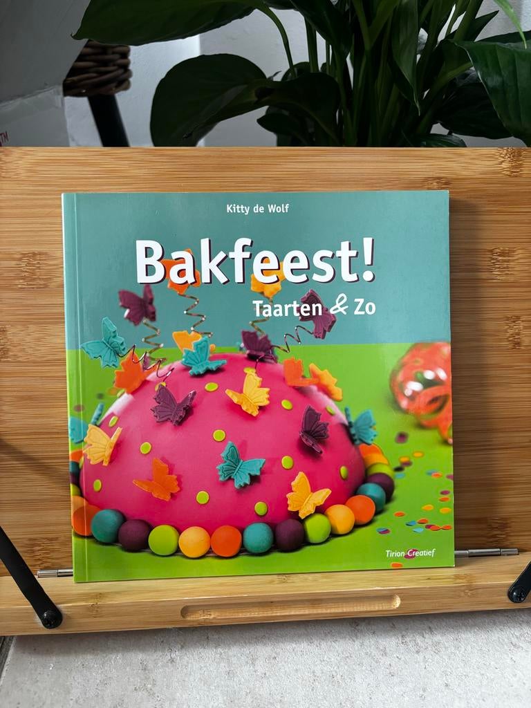 Bakfeest! Taarten & Zo - Kitty de Wolf, Ophalen of Verzenden, Zo goed als nieuw, Nederland en België, Taart, Gebak en Desserts