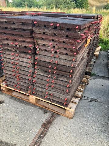 800 vochtdoorlatende rubberen tegels 50x50x6,5cm beschikbaar voor biedingen