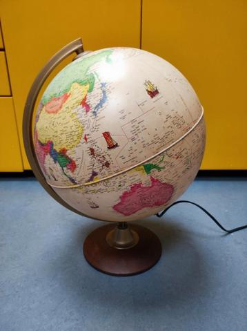 Wereldbol lamp beschikbaar voor biedingen