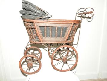 Antiek prachtig poppen wagentje sierlijk scharnierende kapje beschikbaar voor biedingen