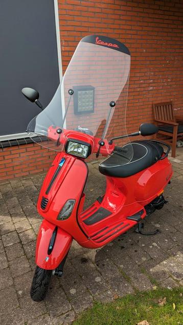 Zeer nette Vespa S scooter, rood in nieuwstaat.