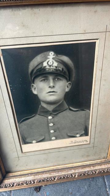 Oude foto van een Militair figuur beschikbaar voor biedingen