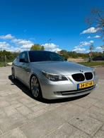 BMW 5-Serie 3.0 I 530 AUT 2007 Grijs, Auto's, BMW, Origineel Nederlands, Te koop, Zilver of Grijs, 5 stoelen