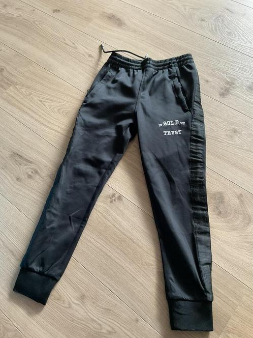 In Gold We Trust jongens broek maat 128, Kinderen en Baby's, Kinderkleding | Maat 128, Zo goed als nieuw, Jongen, Broek, Ophalen of Verzenden