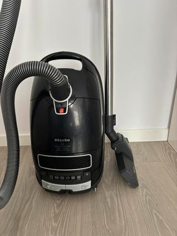Zwarte Stofzuiger Miele S8 - Werkt Goed - Actieradius 15M beschikbaar voor biedingen