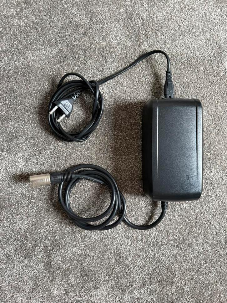 Giant 3 pins oplader ebike vaste prijs, Fietsen en Brommers, Fietsaccessoires | Fietsaccu's, Zo goed als nieuw, Ophalen of Verzenden