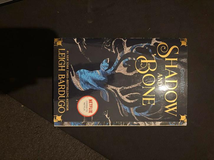 Shadow and Bone Deel 1 (Engels, Gebruikt), Boeken, Fantasy, Gelezen, Ophalen of Verzenden