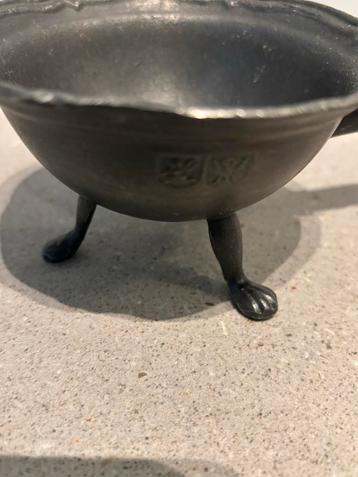 Antieke Tinnen Sauspan met Houten Handvat beschikbaar voor biedingen