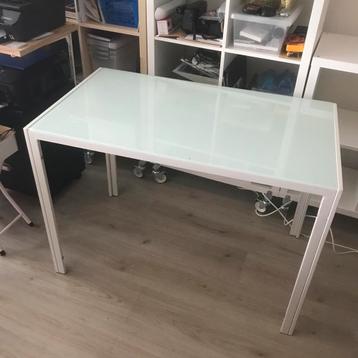 Tafel met glasplaat .