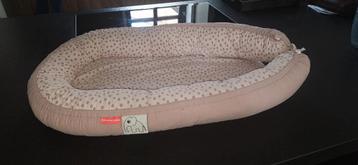 Babynestje van Done by Deer oudroze met stippen beschikbaar voor biedingen
