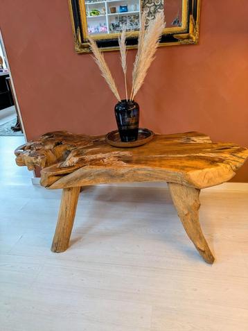 Grote Live Edge Boomstamtafel  beschikbaar voor biedingen