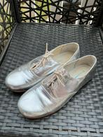 Platte zilveren schoenen maat 39 v d Bijenkorf. Schoen, leer, Kleding | Dames, Schoenen, Ophalen of Verzenden, Zo goed als nieuw