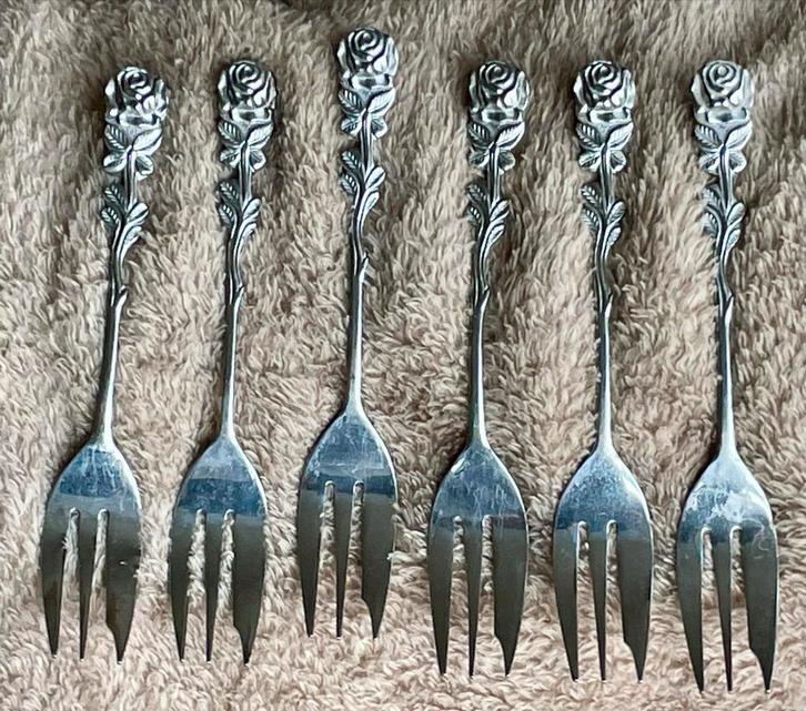 Zes vintage gebaksvorkjes met rozenmotief (2), Antiek en Kunst, Antiek | Bestek, Ophalen of Verzenden