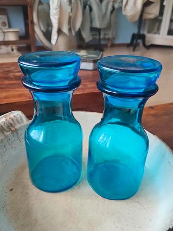2 vintage helder blauwe apotheker flessen fles pot  beschikbaar voor biedingen
