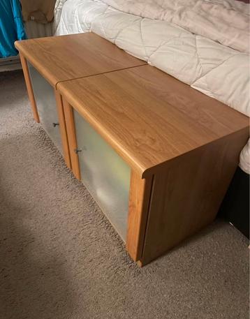 2x Askedal Ikea Nachtkastjes Hout met Glas beschikbaar voor biedingen