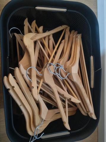 30 Houten Kledinghangers beschikbaar voor biedingen