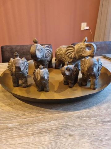 Olifanten set op schaal.  beschikbaar voor biedingen