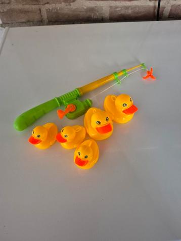 Vishengel met eenden vang spel kinderen  beschikbaar voor biedingen